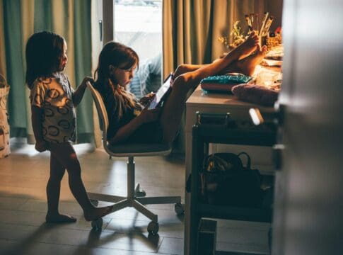 Parents putting screens in front of their kids is more about their own stress than other factors